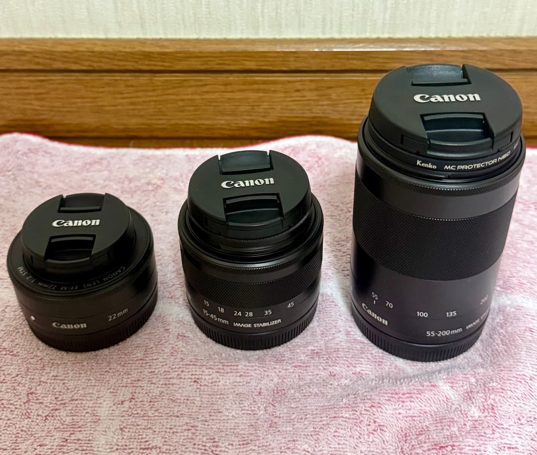 キャノン　EOS Kiss M ダブルズームキットブラック　22mmレンズ付き