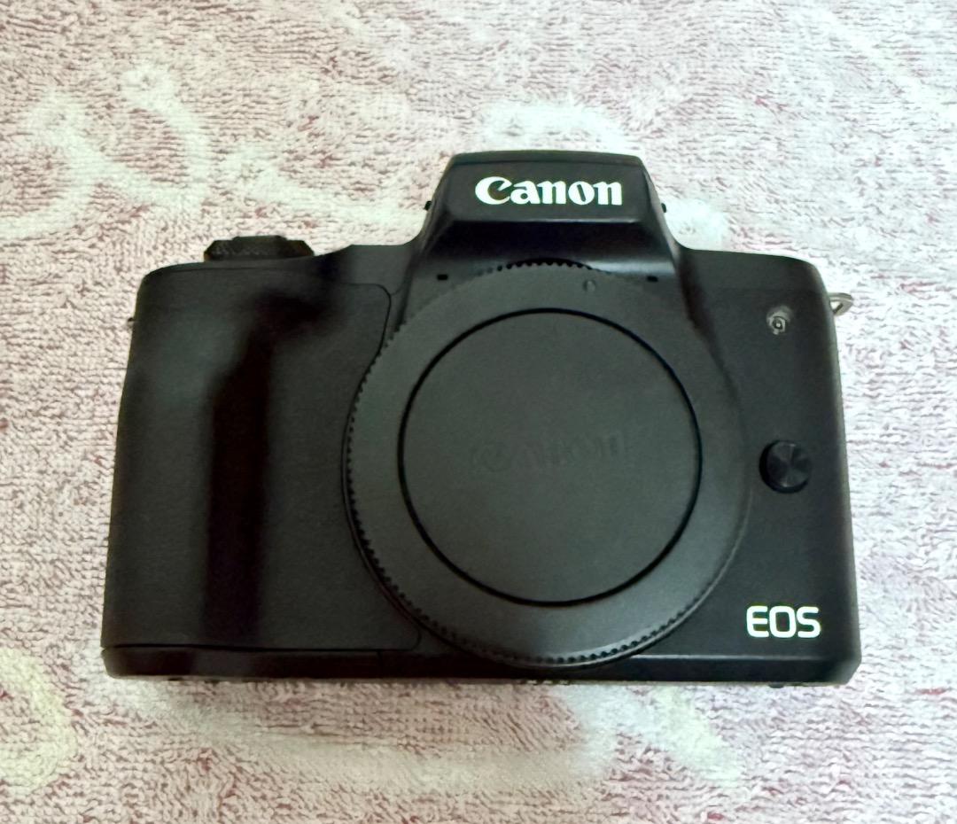 キャノン　EOS Kiss M ダブルズームキットブラック　22mmレンズ付き