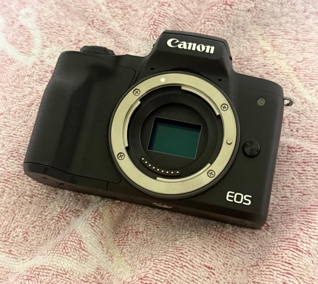 キャノン　EOS Kiss M ダブルズームキットブラック　22mmレンズ付き