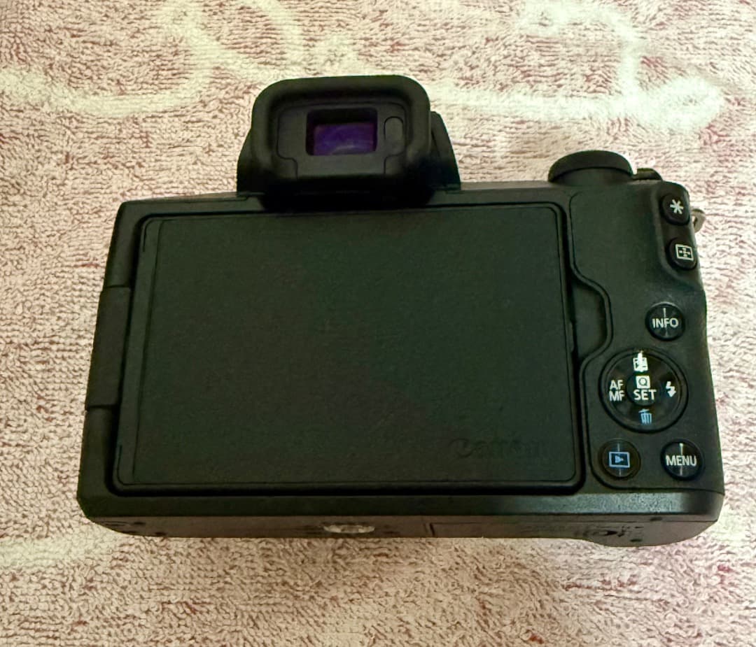 キャノン　EOS Kiss M ダブルズームキットブラック　22mmレンズ付き