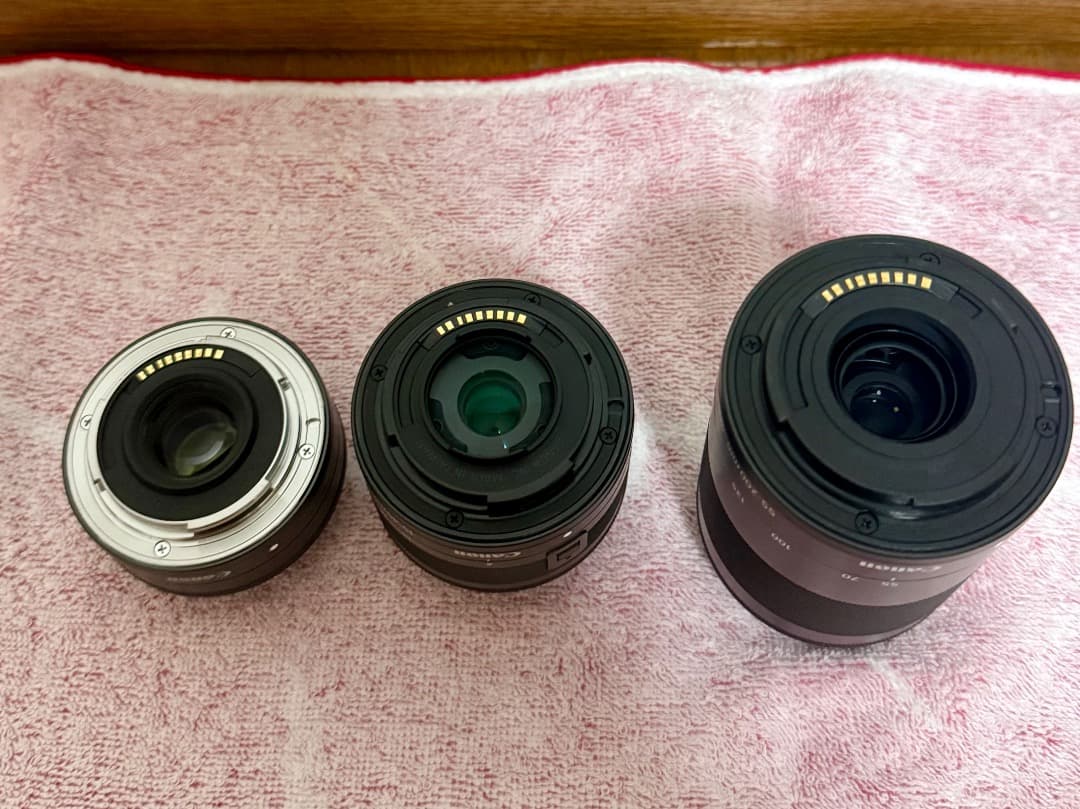 キャノン　EOS Kiss M ダブルズームキットブラック　22mmレンズ付き