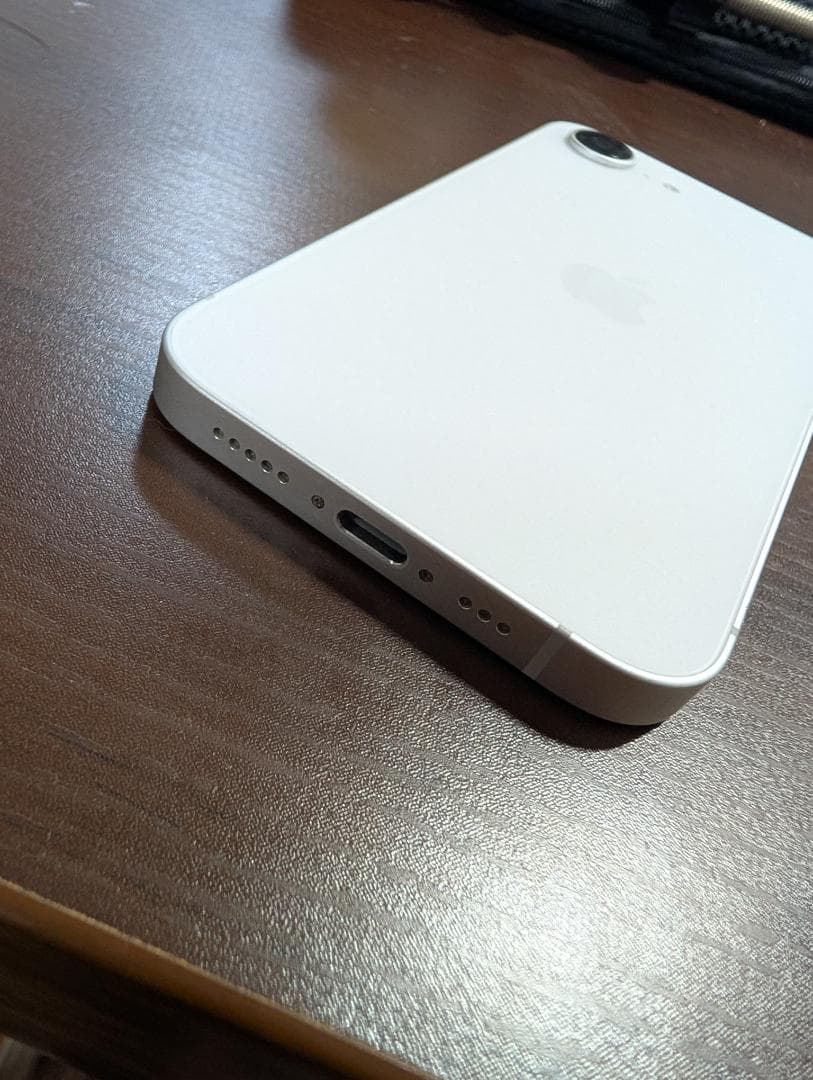 iPhone16e　Docomo版　128GB　利用制限◯　バッテリー100％