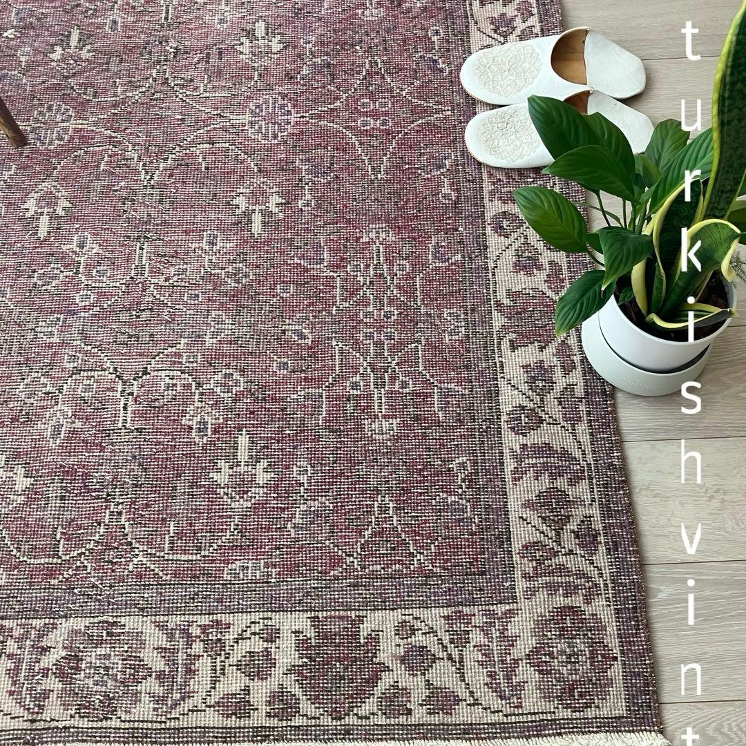 レッドパープル✳︎114×204✳︎ 囲みフラワー　ミルキー　トルコヴィンテージラグ