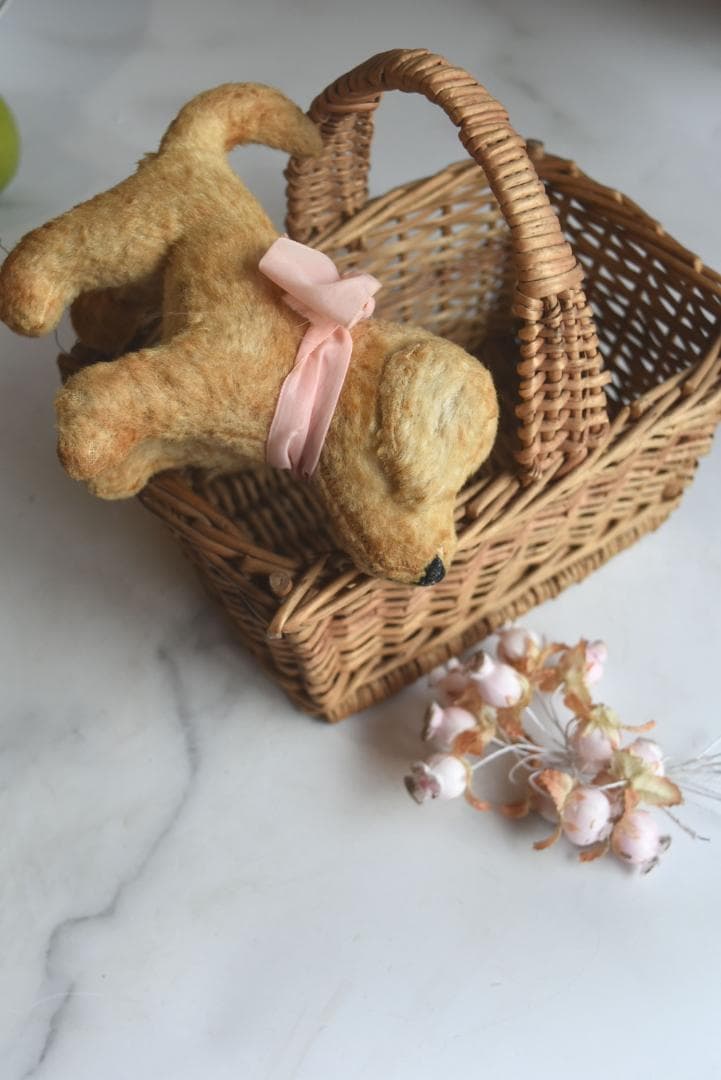 ピンクのリボン　1930年　可愛い小さな犬のぬいぐるみ　藁　フランスアンティーク