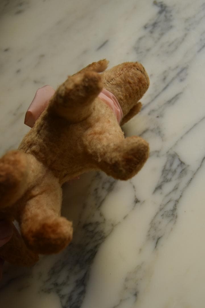 ピンクのリボン　1930年　可愛い小さな犬のぬいぐるみ　藁　フランスアンティーク