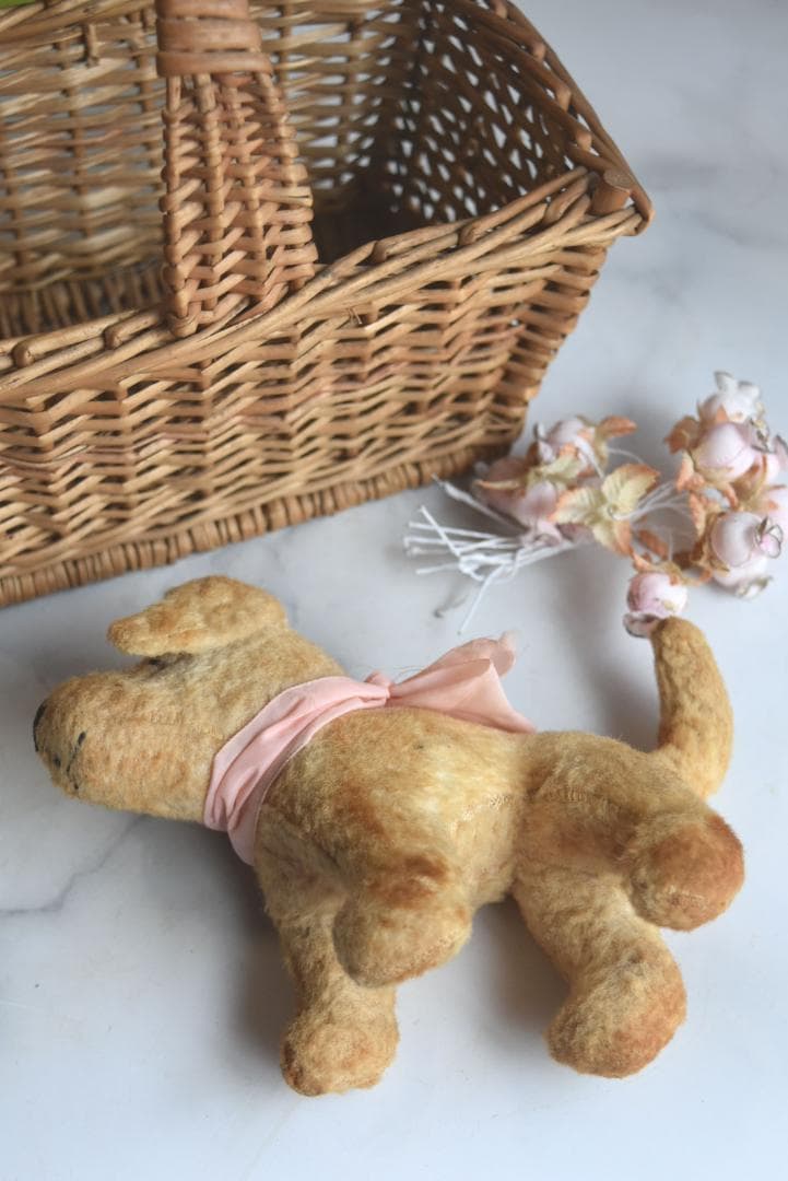 ピンクのリボン　1930年　可愛い小さな犬のぬいぐるみ　藁　フランスアンティーク