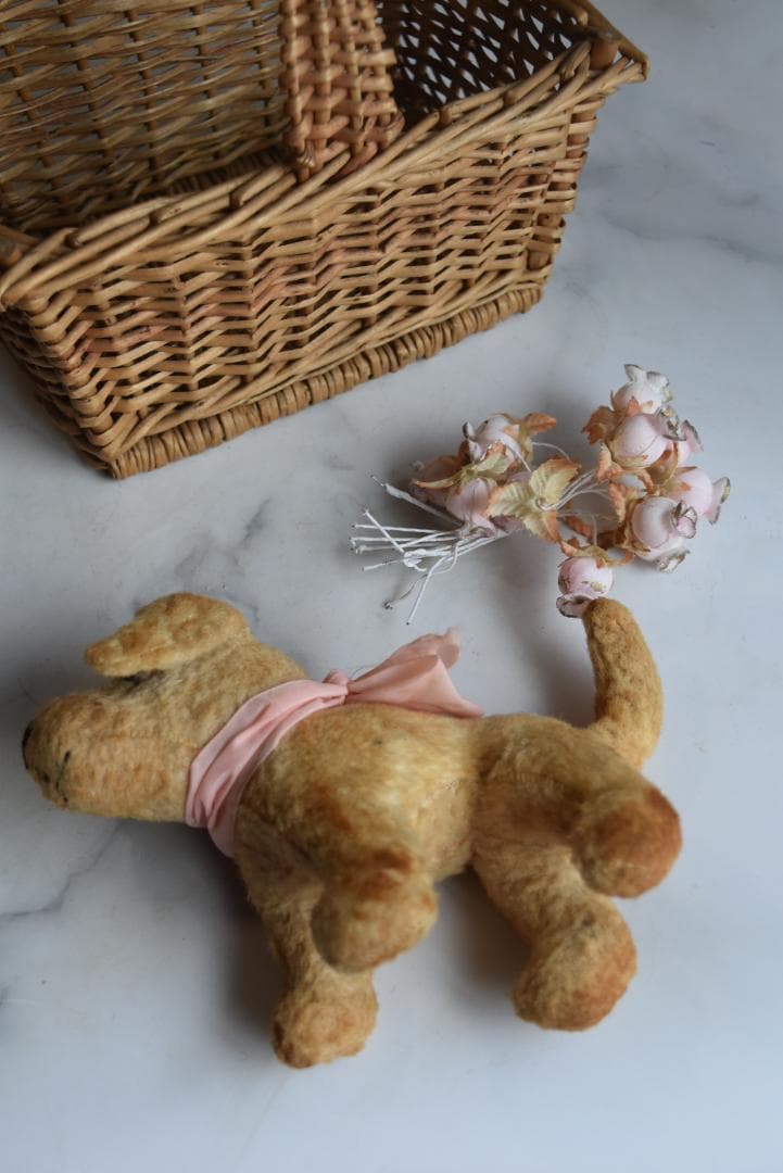 ピンクのリボン　1930年　可愛い小さな犬のぬいぐるみ　藁　フランスアンティーク