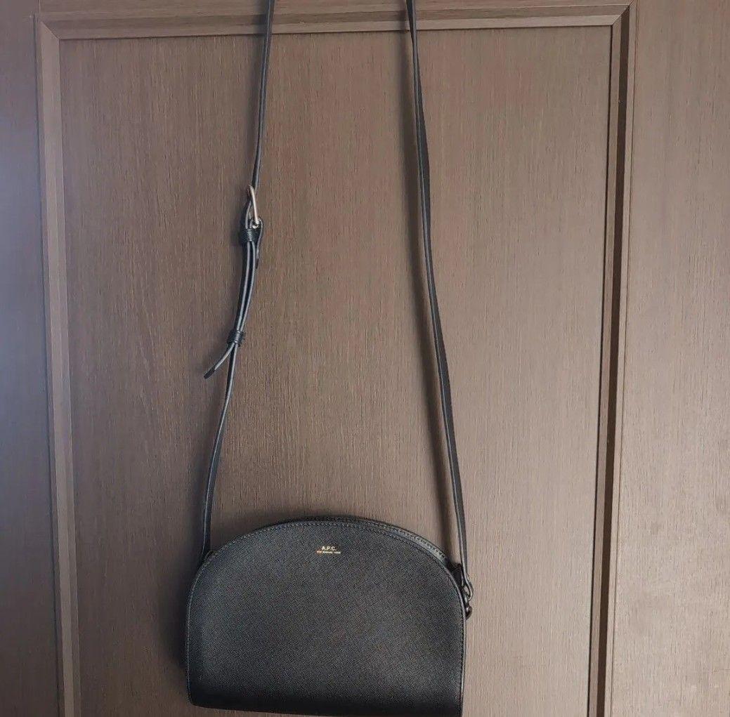 「mey」APC ブラック 半月型ショルダーバッグ ハーフムーン