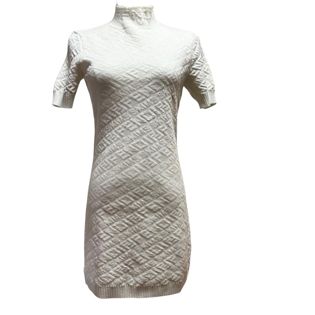 FENDI フェンディ　エンボスロゴ　ニットワンピース　白　サイズ40（M）