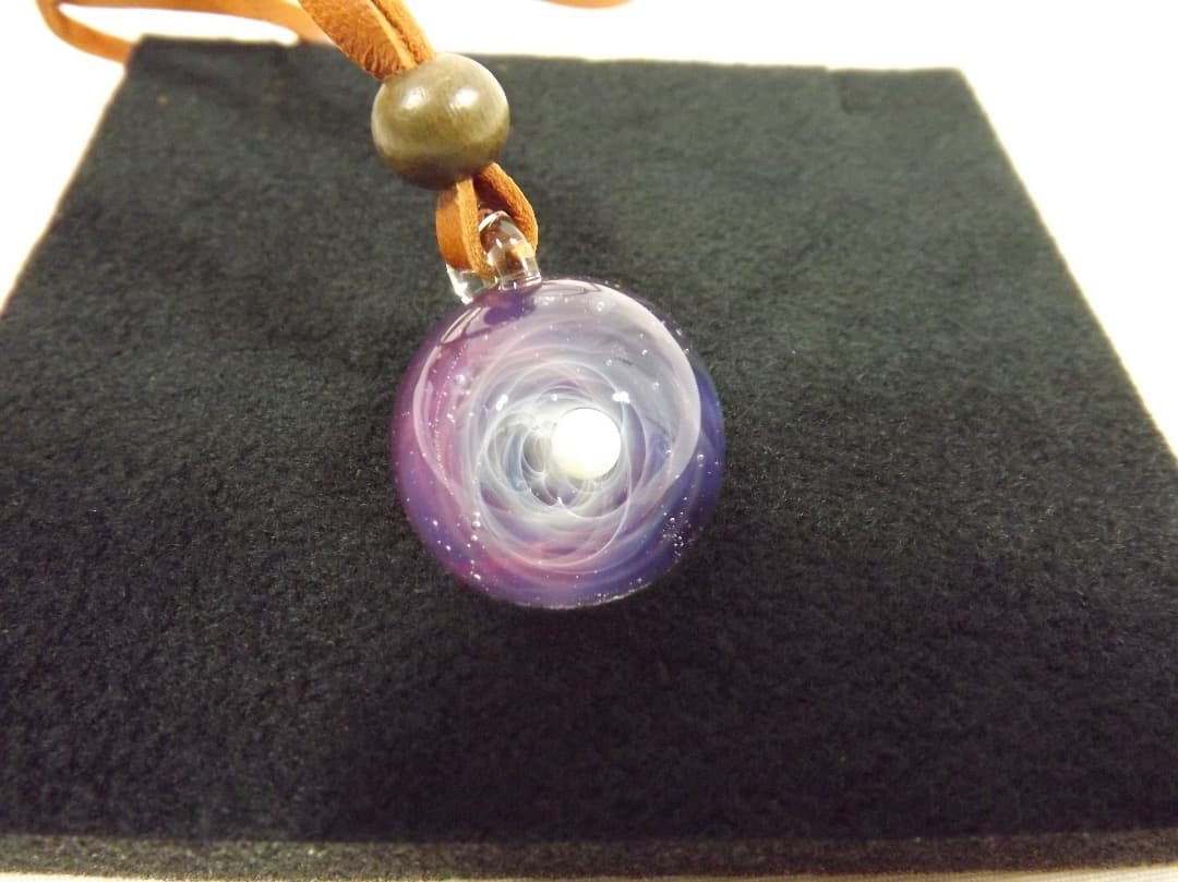 新品 赤タイプ　宇宙グラス　ホワイトオパール　ペンダント ネックレス