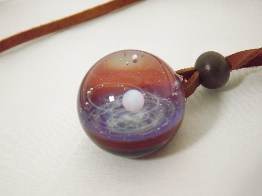 新品 赤タイプ　宇宙グラス　ホワイトオパール　ペンダント ネックレス
