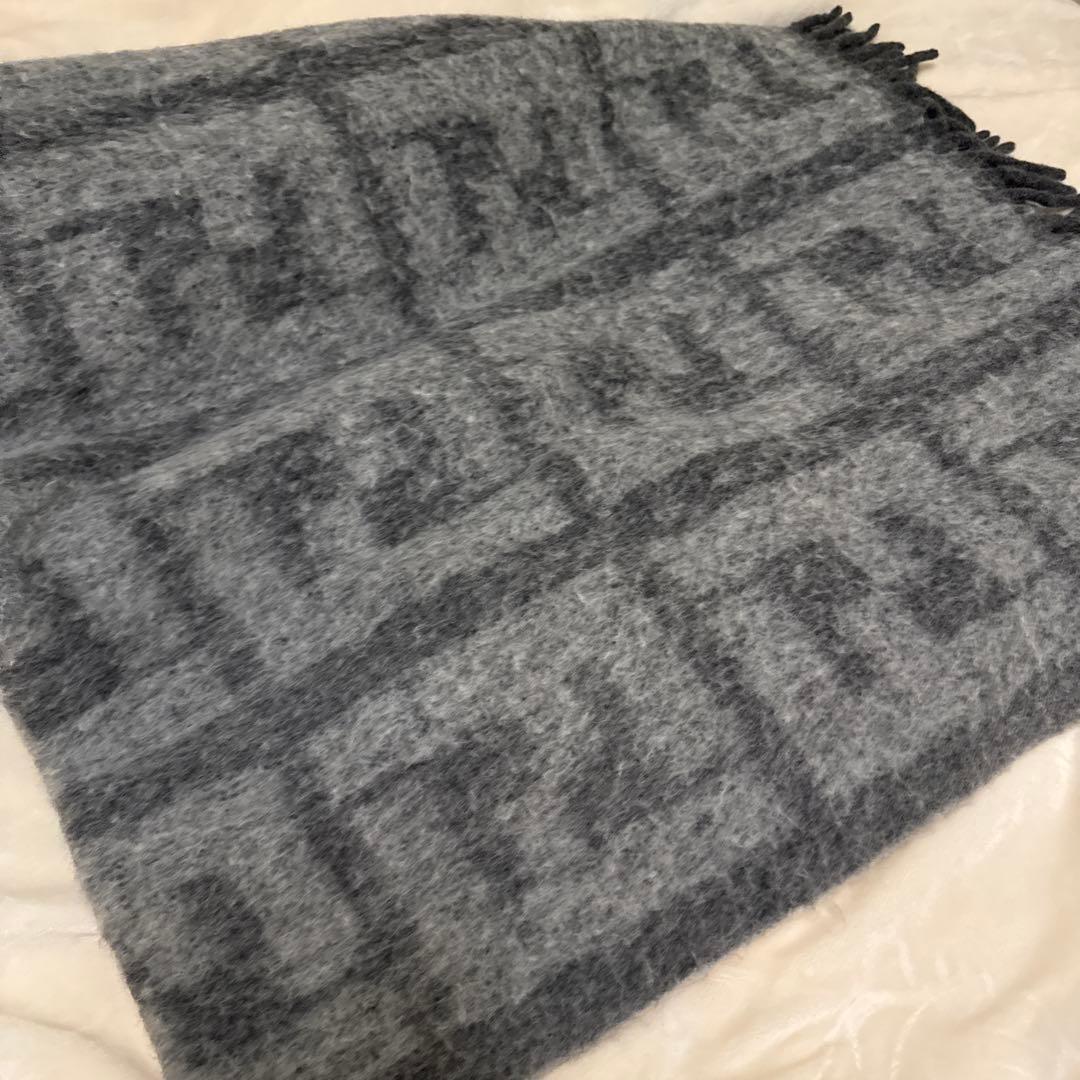 FENDI 大判 落ち着いたグレー色 ロゴデザインブランケット 秋冬