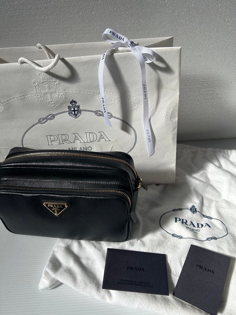 プラダ　ショルダーバッグ　ブラック　BT1010