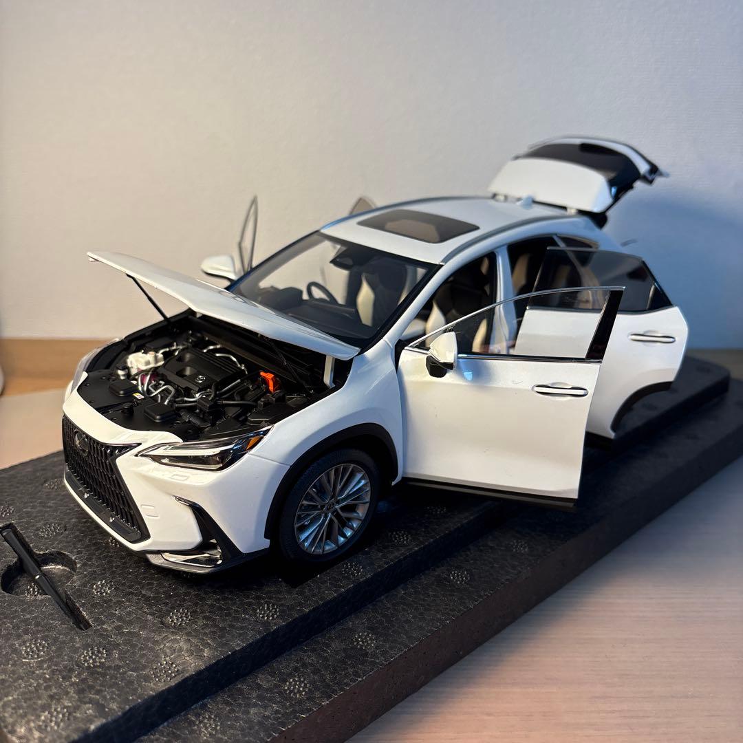 京商　レクサス　NX 450h+ 1/18 ミニカー　ホワイト
