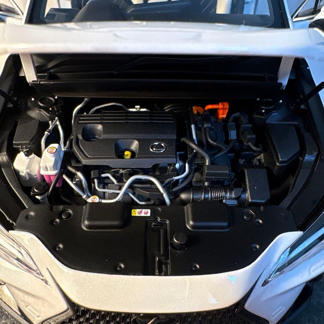 京商　レクサス　NX 450h+ 1/18 ミニカー　ホワイト