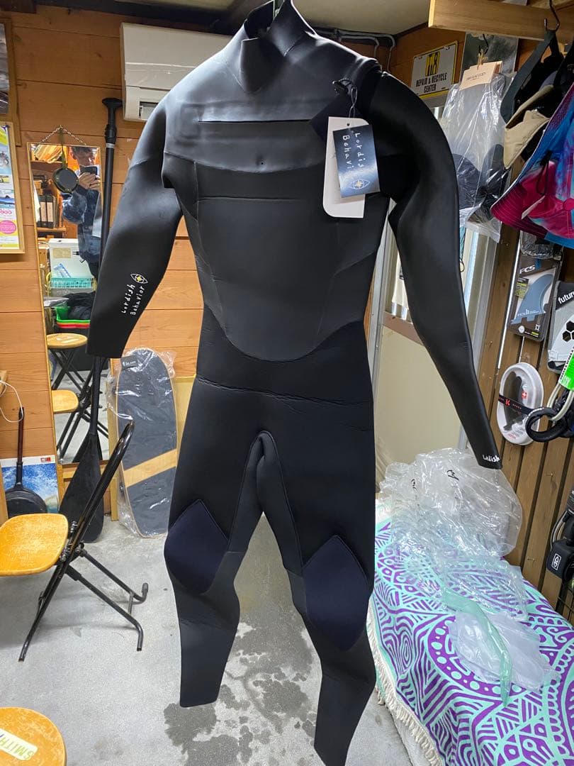 新品セミドライ　ウエットスーツ　ローデッシュビヘイビア
