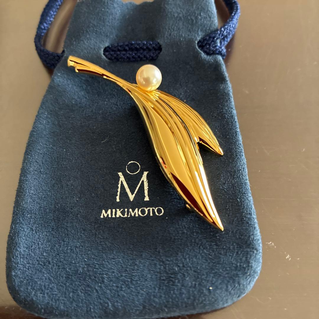 美品　ミキモト　シンプルライン　リーフモチーフ　本真珠　ブローチ　ミニポーチ付