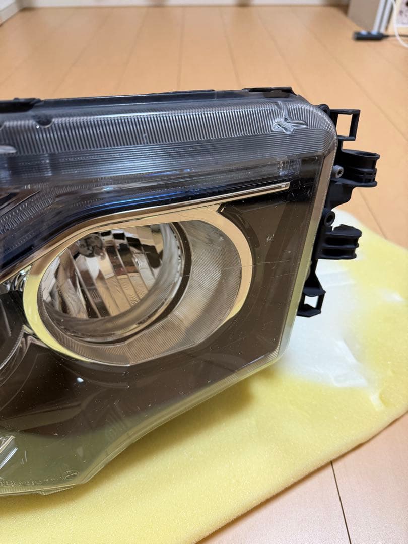 三菱ふそう 17スーパーグレート 運転席側ヘッドライト 中古