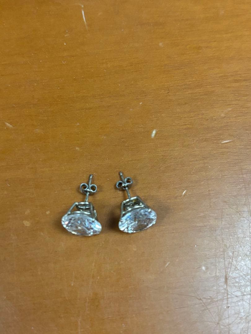 アヴァランチ　10Kホワイトゴールド　ピアス　両耳