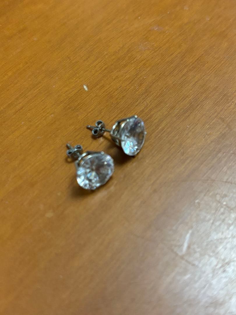 アヴァランチ　10Kホワイトゴールド　ピアス　両耳