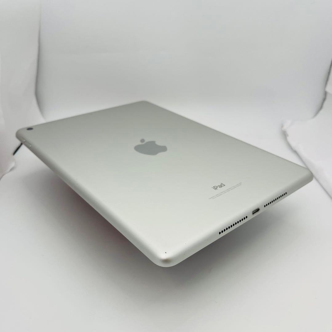A 82% iPad 6 第6世代 32 GB Wi-Fi シルバー 本体