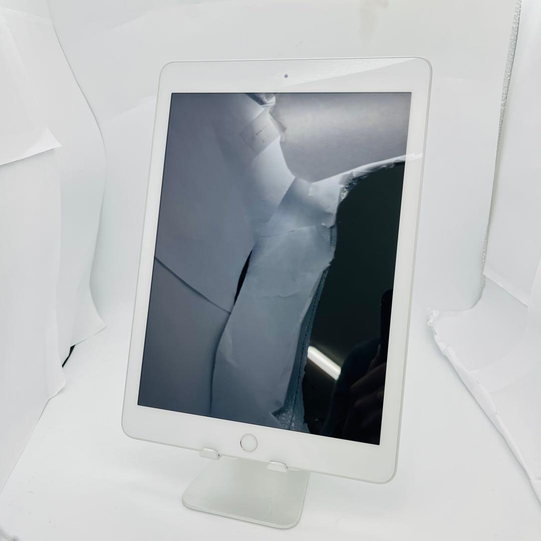 A 82% iPad 6 第6世代 32 GB Wi-Fi シルバー 本体