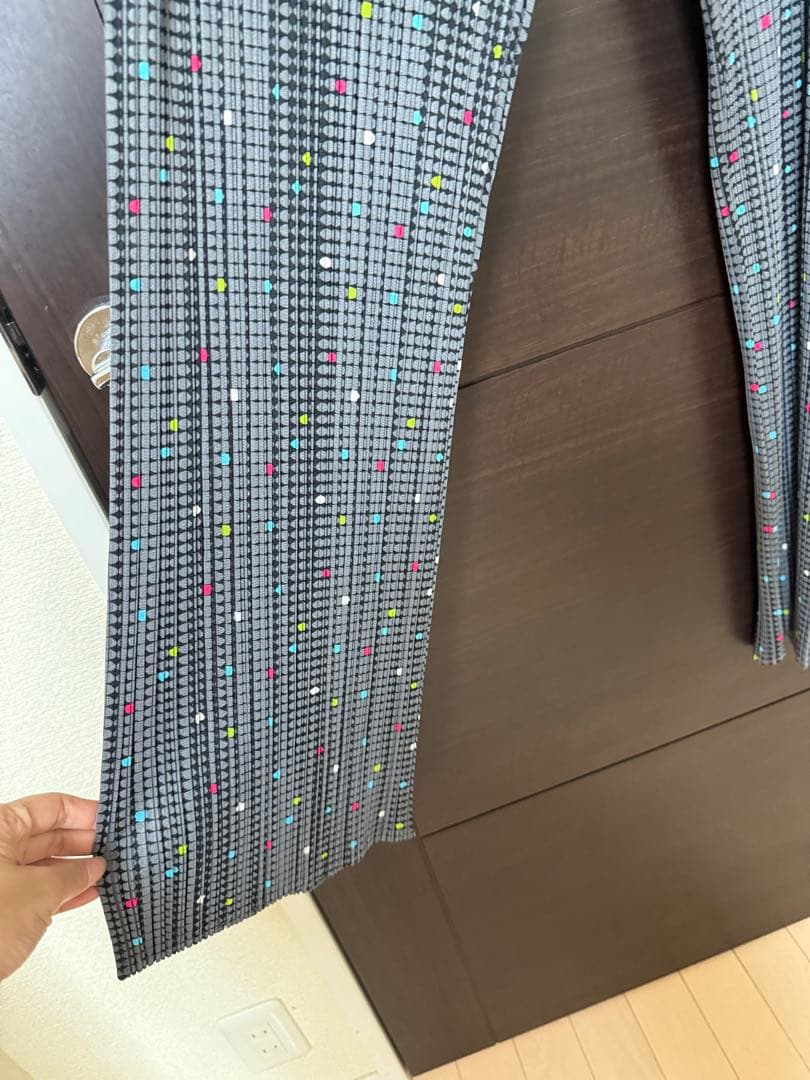 プリーツプリーズ　カラフルドットのグレーパンツ