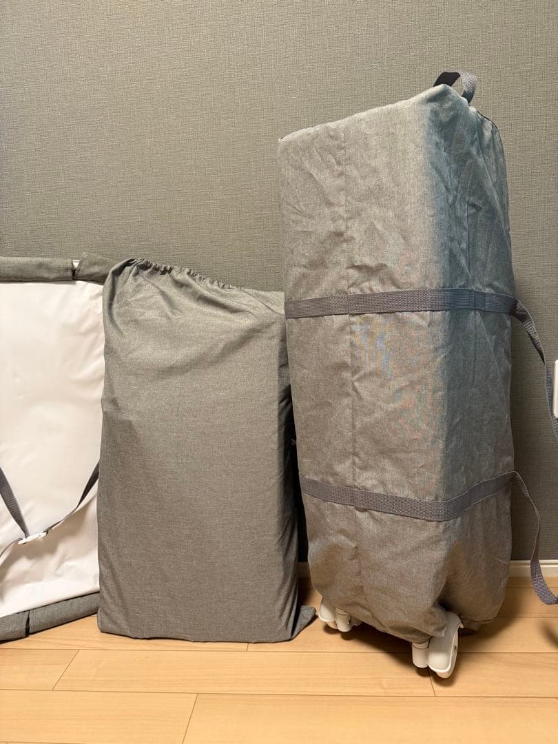 グレー ベビーベッド 取り外し可能シート付き