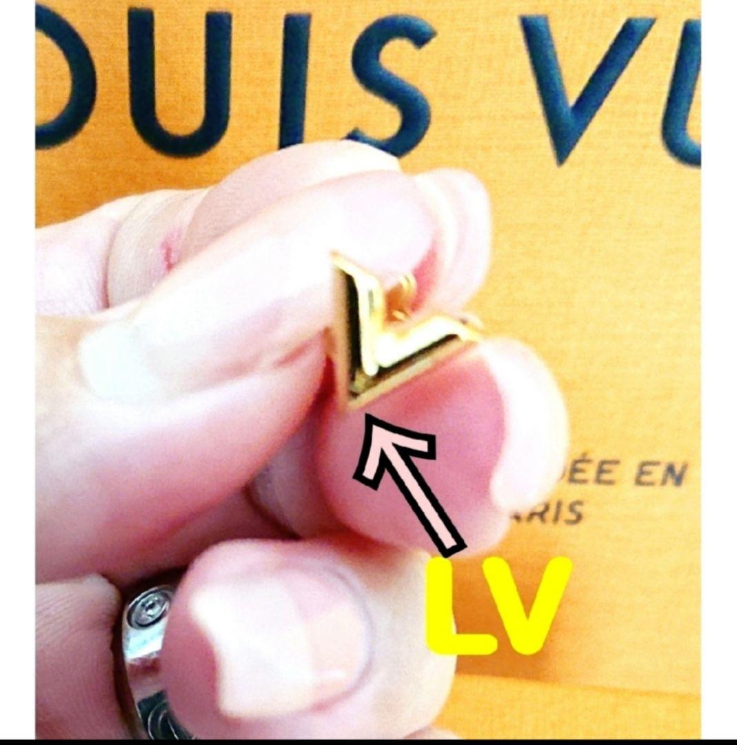 boooo！LOUIS VUITTON エッセンシャル V ピアス
