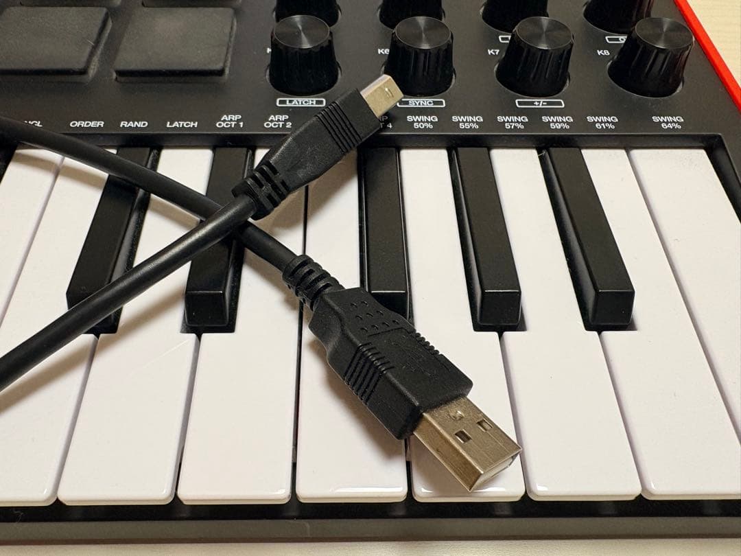 AKAI MPK mini 本体＋コードのみ