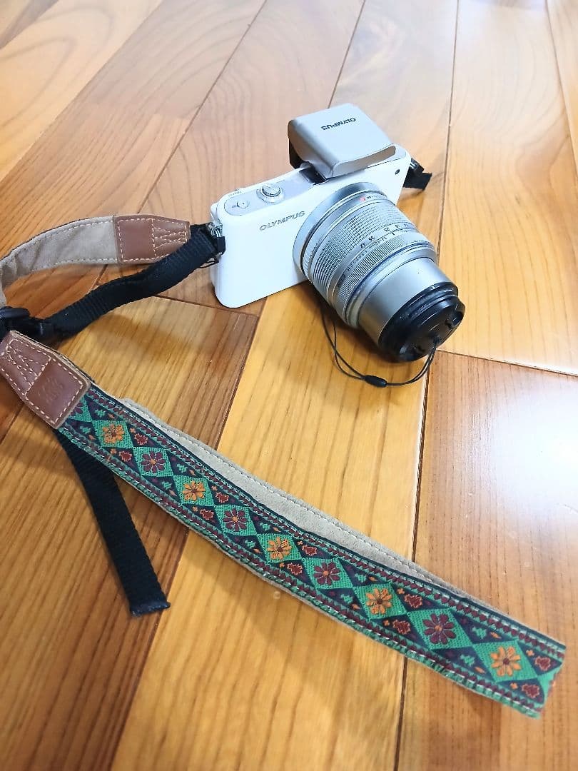 ⭐新春Sale⭐【美品】OLYMPUS ミラーレス一眼 ホワイト ズームレンズ