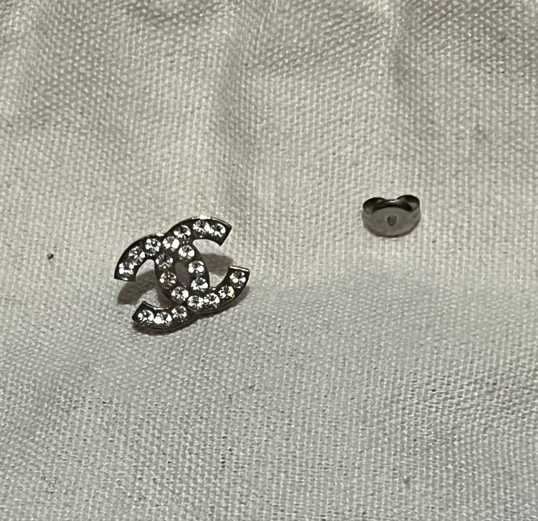 CHANEL ロゴクリスタルピアス