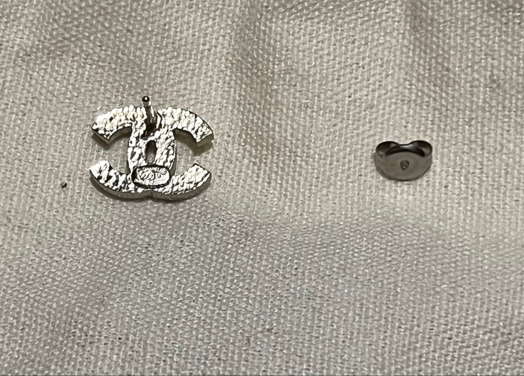 CHANEL ロゴクリスタルピアス