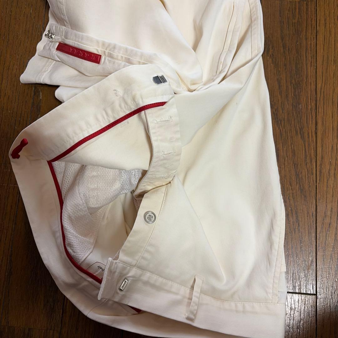 プラダホワイト スラックス 赤いライン付き