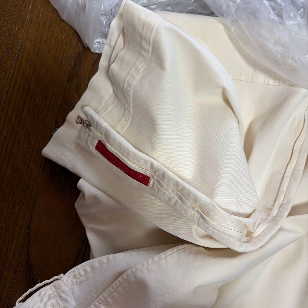 プラダホワイト スラックス 赤いライン付き