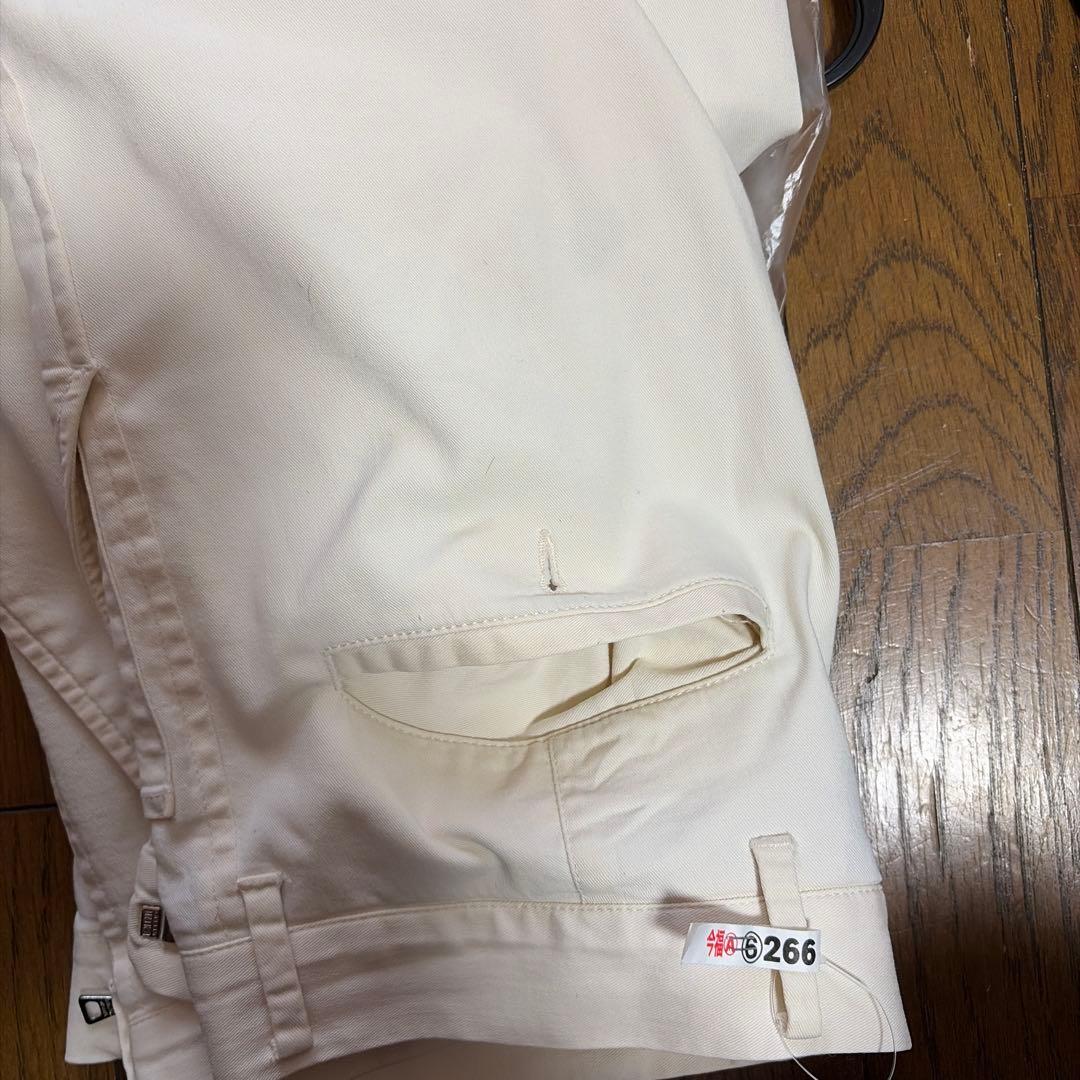 プラダホワイト スラックス 赤いライン付き