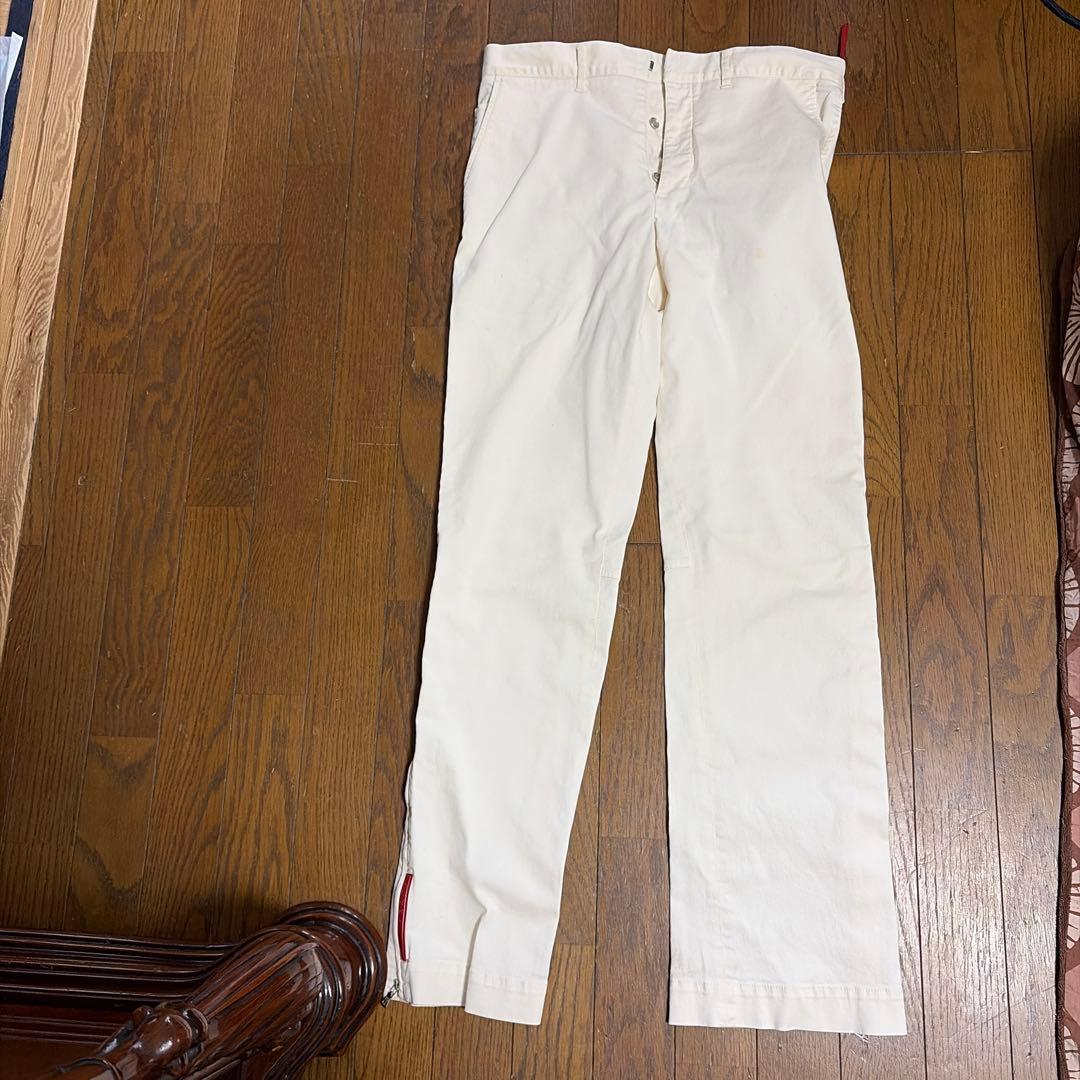 プラダホワイト スラックス 赤いライン付き