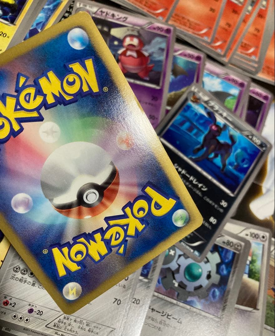 ポケモンカードBW１〜９（不揃い）。カード収納ケース２種。プレイマット２種他