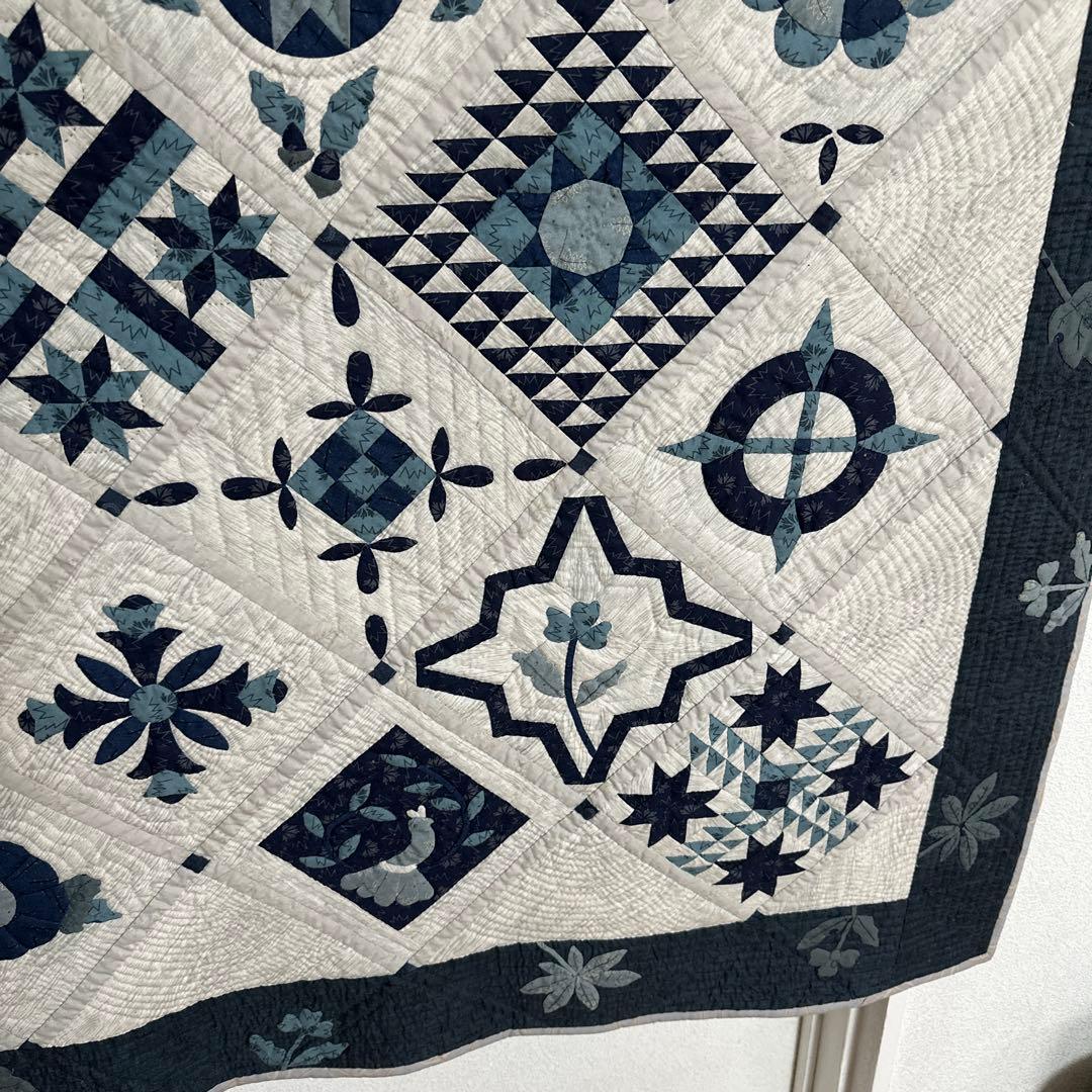 ハンドメイドパッチワークキルトのブルーのタペストリー