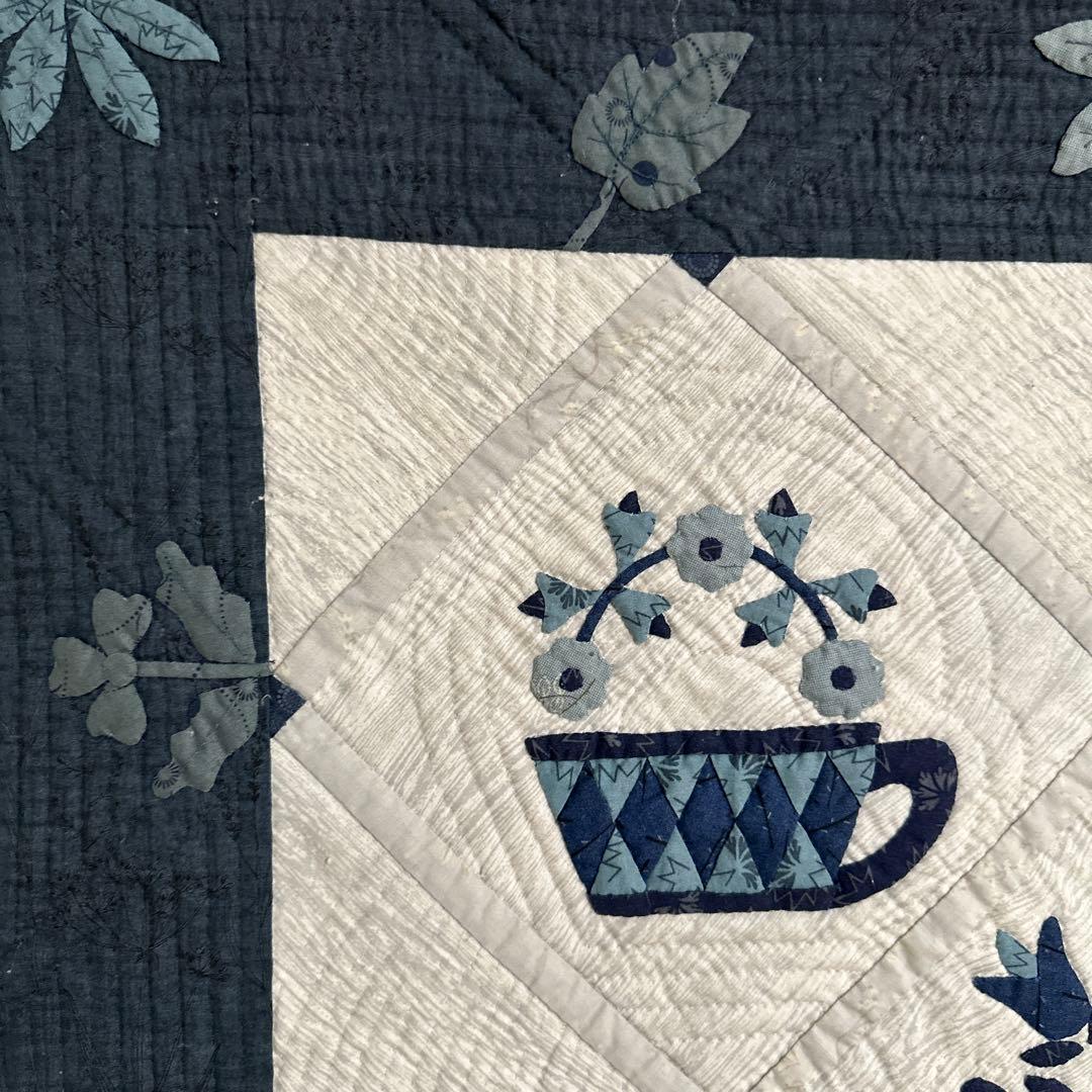 ハンドメイドパッチワークキルトのブルーのタペストリー