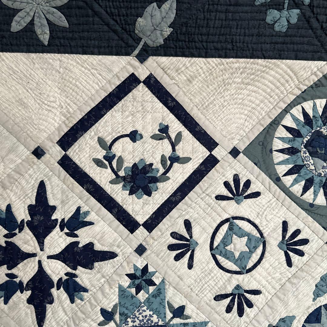 ハンドメイドパッチワークキルトのブルーのタペストリー