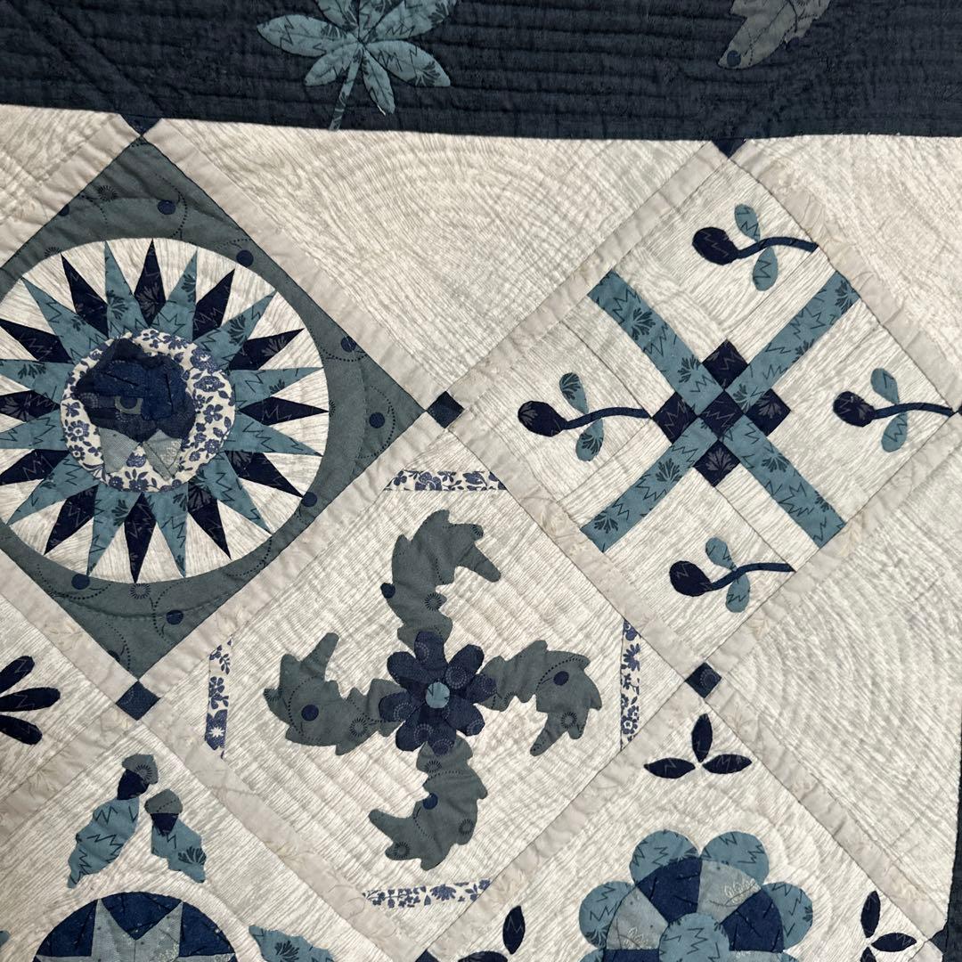 ハンドメイドパッチワークキルトのブルーのタペストリー