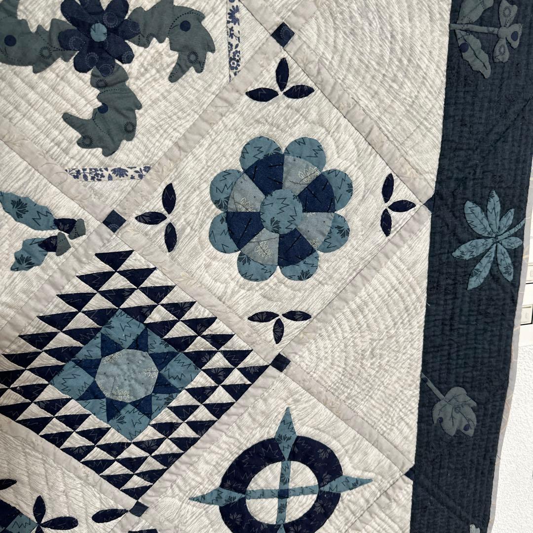 ハンドメイドパッチワークキルトのブルーのタペストリー