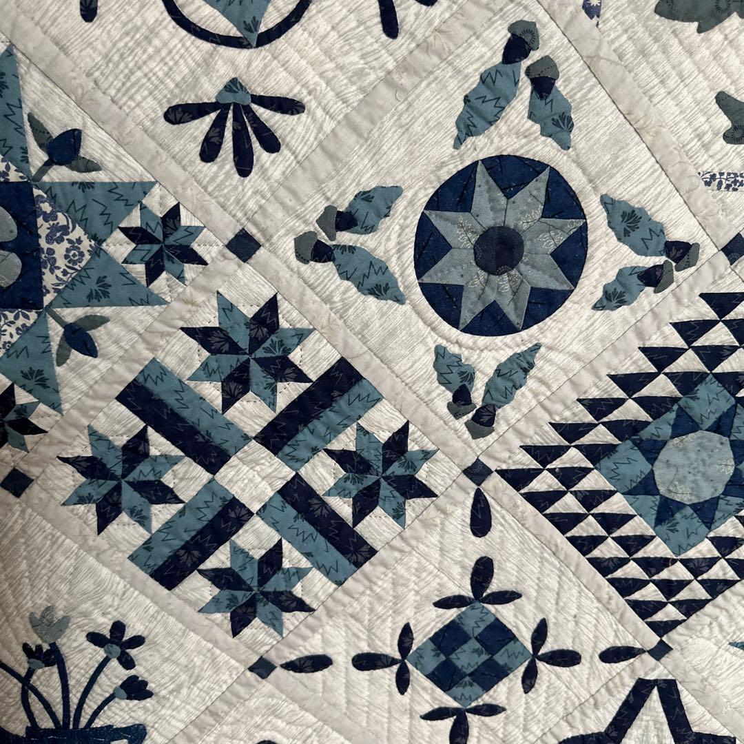 ハンドメイドパッチワークキルトのブルーのタペストリー