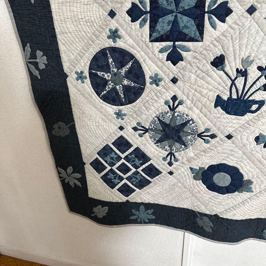 ハンドメイドパッチワークキルトのブルーのタペストリー