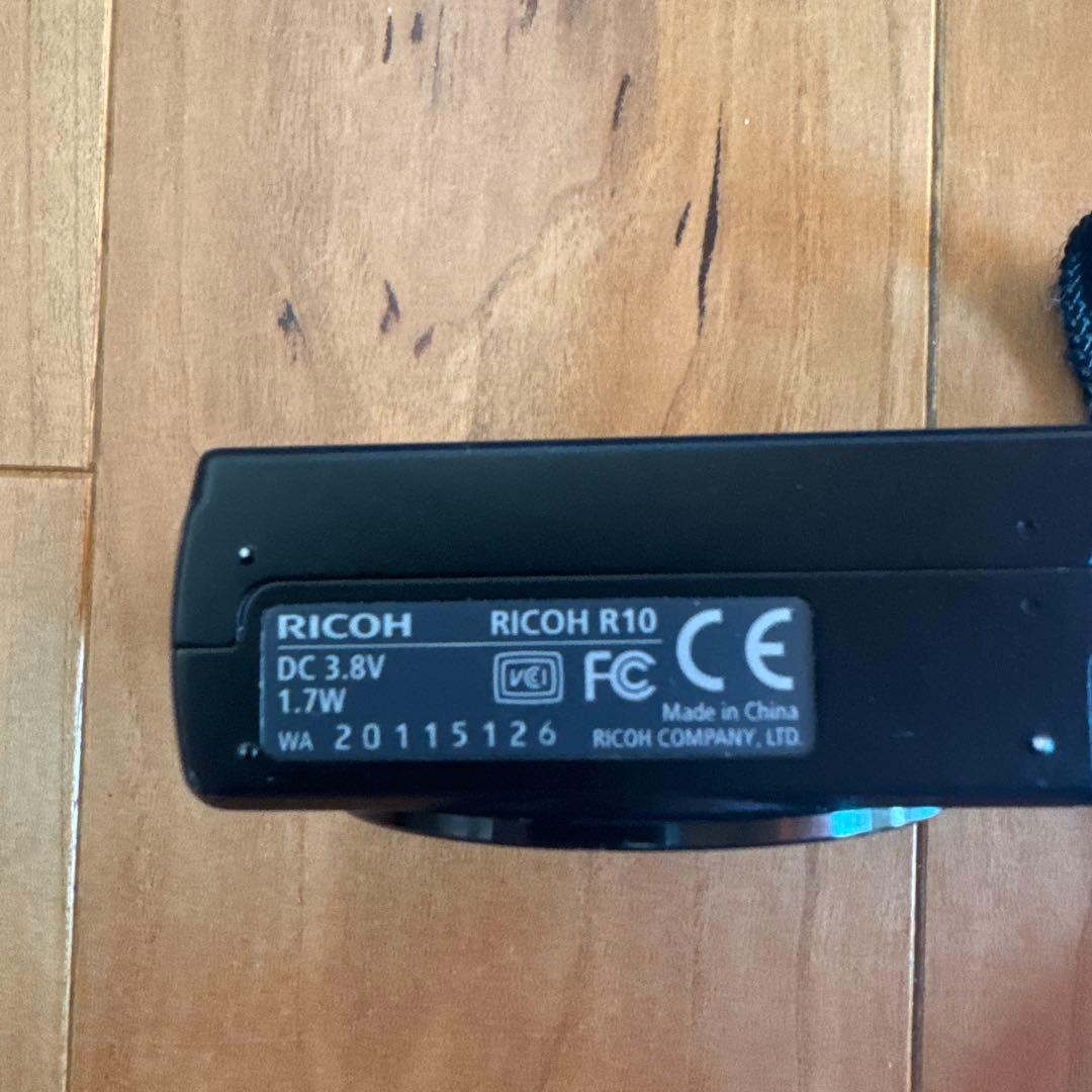 RICOH R10 デジタルカメラ 本体と充電器付き