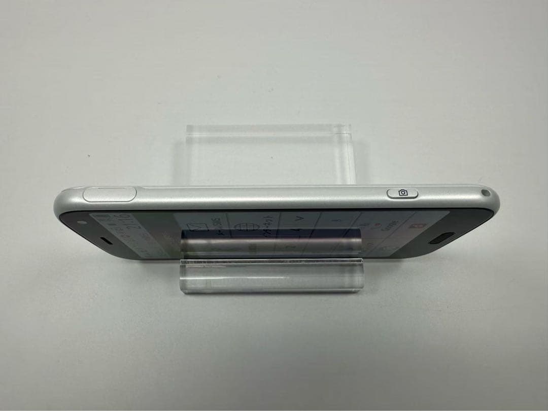 美品 NTT docomo らくらくスマートフォン F-52B ホワイト