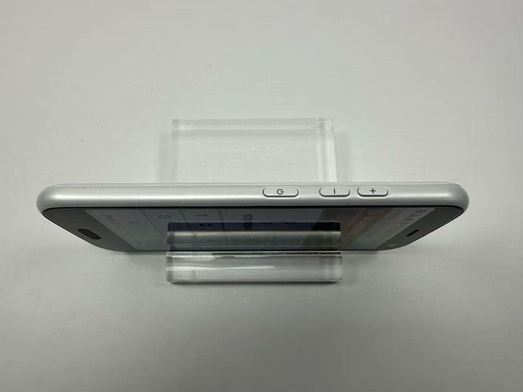 美品 NTT docomo らくらくスマートフォン F-52B ホワイト