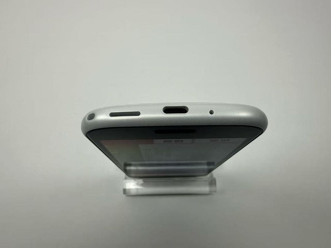 美品 NTT docomo らくらくスマートフォン F-52B ホワイト