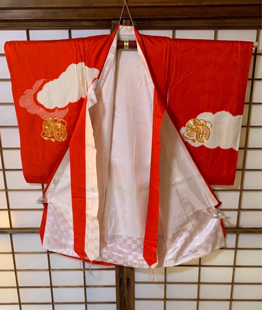 祝い着女子供 産着熨斗目着物 正絹綸子地 赤地に絞りと鼓の金刺繍柄 T69